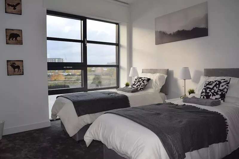 Luxury New and Spacious 3 Bedroom, 2 Bathroom, Riverside Apt, Canary Wharf, E14