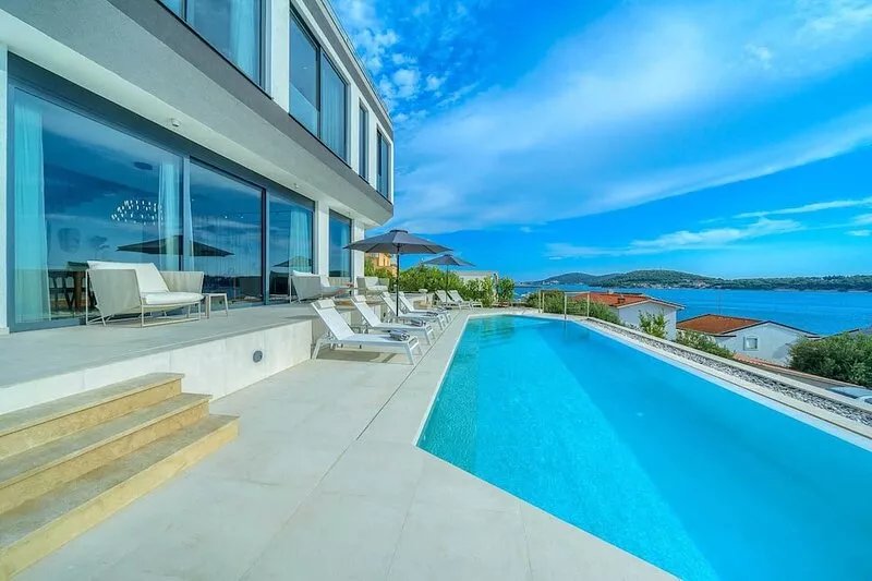 Villa Allina, Luxurious 5- Bedroom Villa with Panoramic Views with Heated Pool