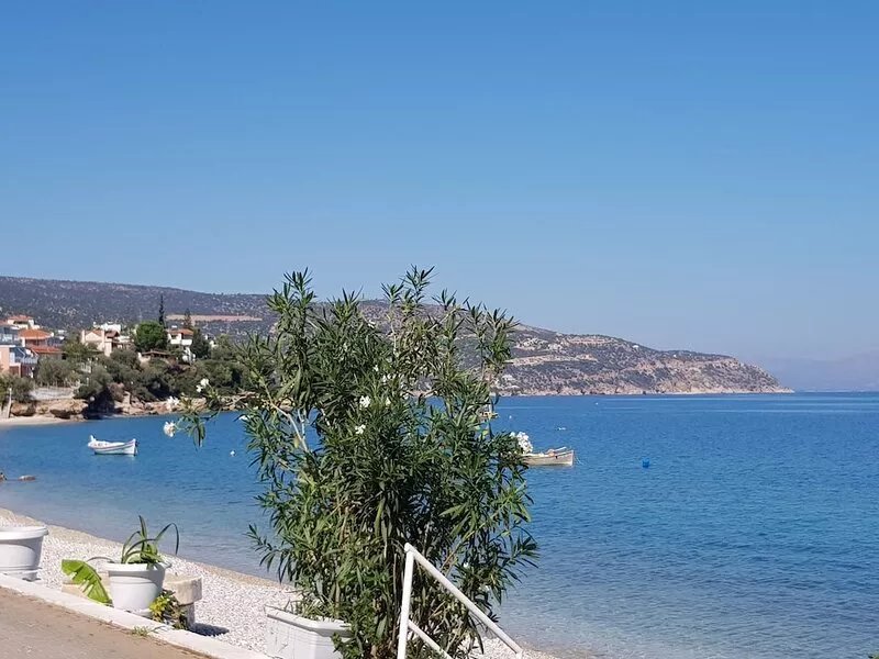 Sunrise 3 Apartment - Beautifully Located Air Conditioned 1 Bedroom Above Beach