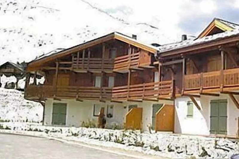 Chalet/Apartment near Megeve and in Praz, 4 bedrooms, sleeps 8 plus