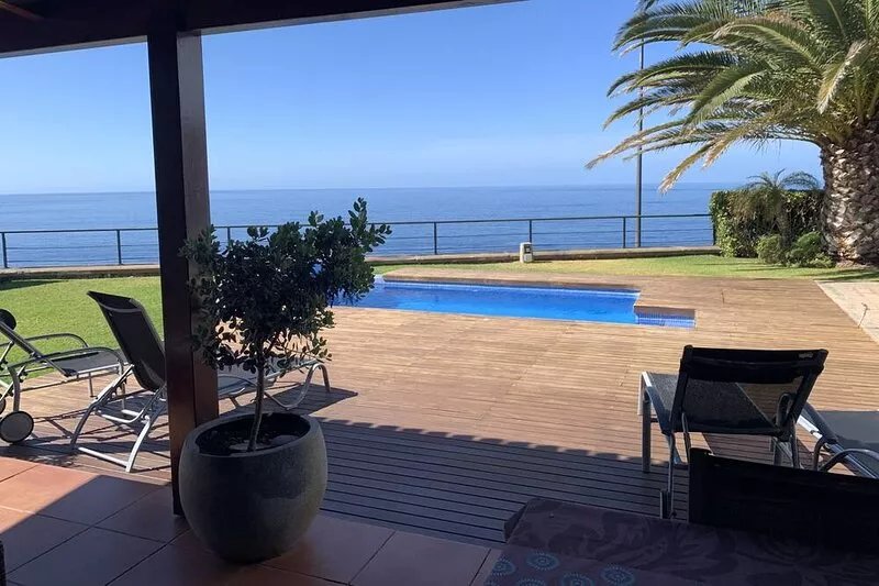 Wonderful villa with heated pool in first line !!!