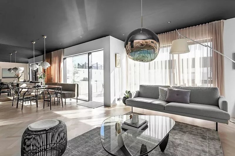 Luxurious 6 bedroom townhouse with geothermal hot tub. 10min from downt. Reykjav
