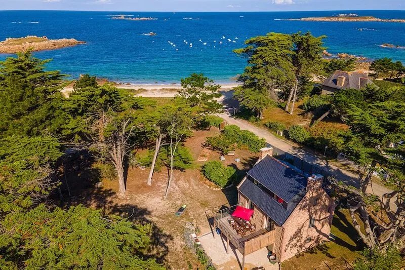 House ☆☆☆ in Landrellec, recent renovation, feet in the water.