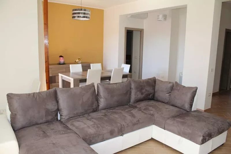 Bright, spacious and comfortable 4th and top floor apartment, Poetto area