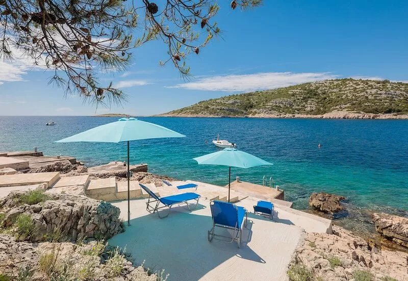 Luxury villa with heated pool, 15m from the sea, complete privacy