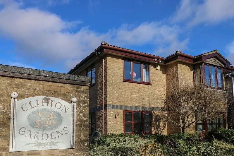 FLAT 2, CLIFTON GARDENS, pet friendly, with a garden in Southampton