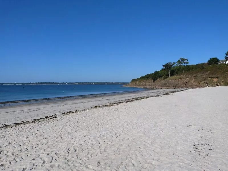 Bright tastefully decorated house 300 meters from the Sables Blancs beach.