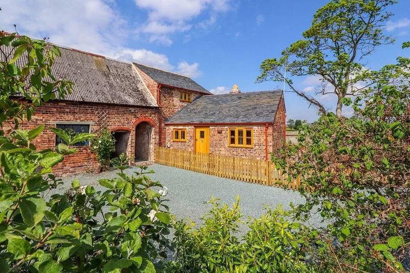 THE TRACTOR SHED, pet friendly, character holiday cottage in Oswestry