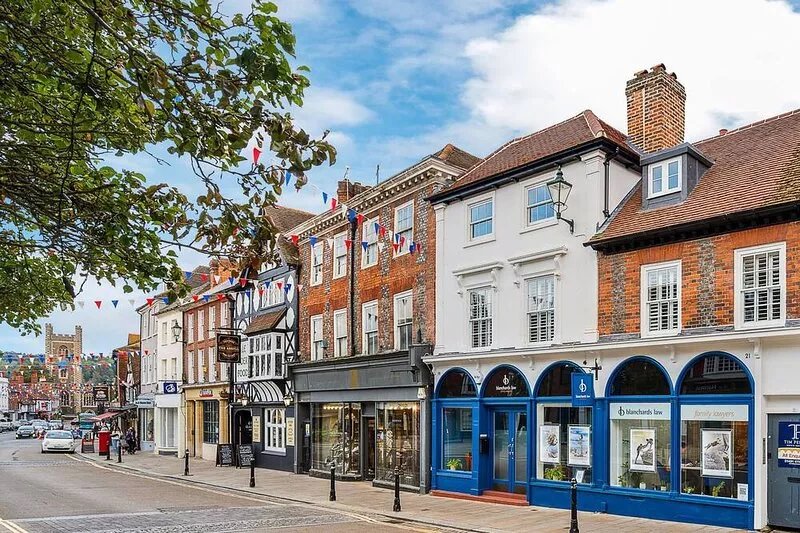 Beautiful period Henley 2 bed apt with gated parking for 1 car