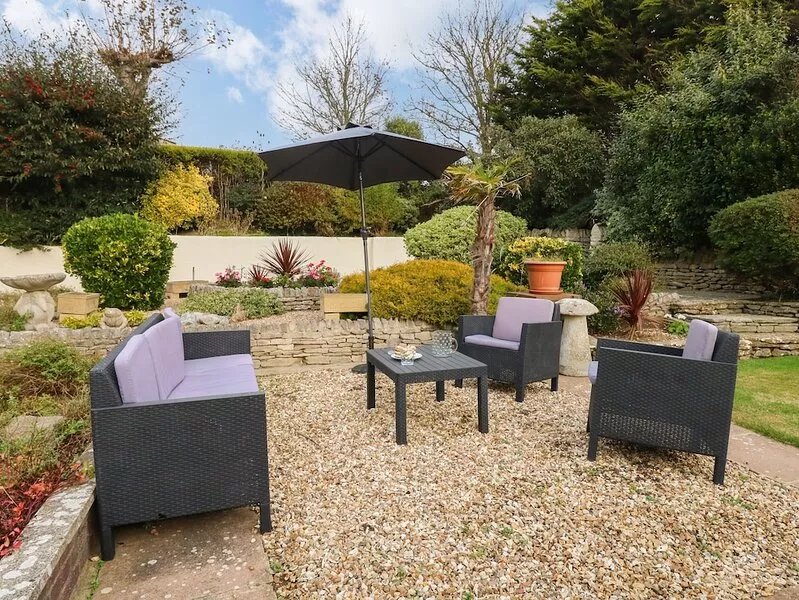 BURTON BAY, pet friendly, luxury holiday cottage in Burton Bradstock
