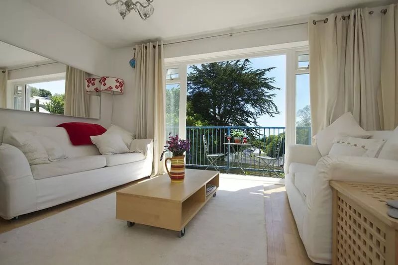 Beautiful Contemporary Apartment with Parking, 5 minutes walk from the Beach