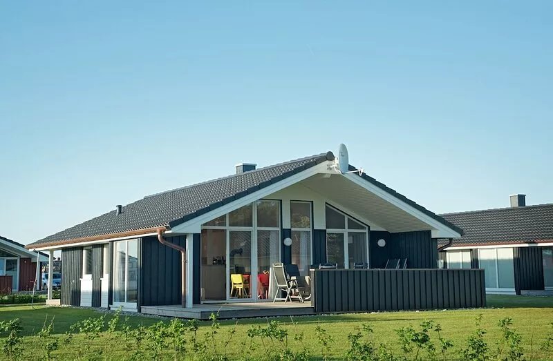 Exclusive wooden house with high sense right on the North Sea dike