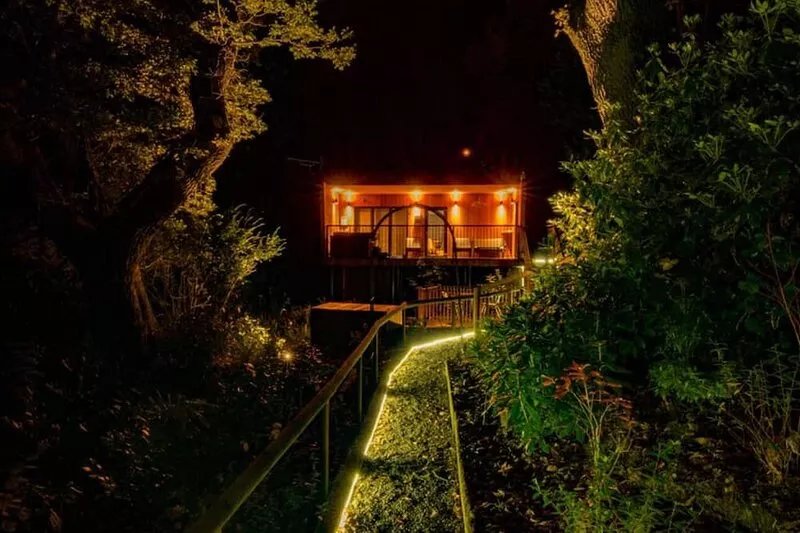 OAKS LODGE - Romantic Woodland, Private Hot Tub, Fire Pit, Shropshire Hills AONB