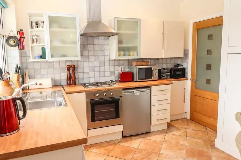 ROWANTREE, family friendly, with open fire in Beaufort, County Kerry