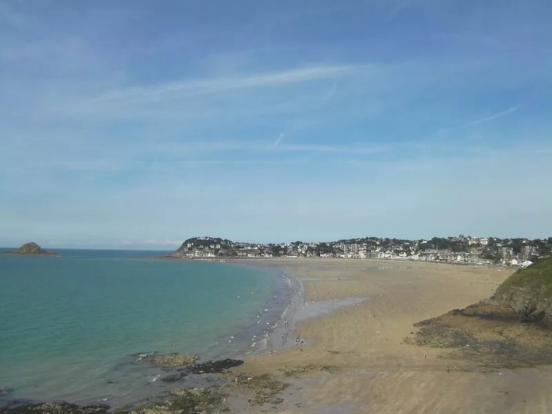 4 bedroom house with internet 3mn walk from the beach and 5mn from shops