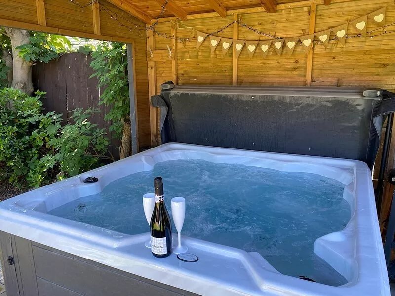 BeRo Bungalow, a stunning property with a hot tub and a large garden!