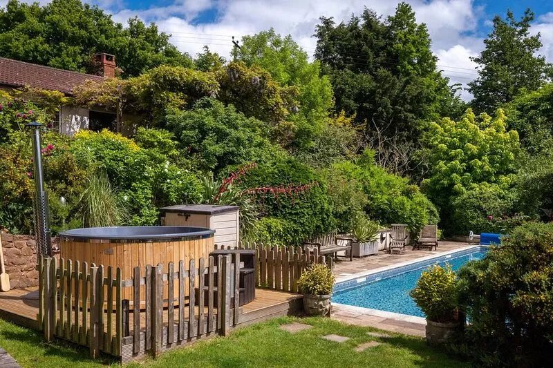 Large Country House, Devon England. Pool. Hot Tub. Games room. Parking. Firepit