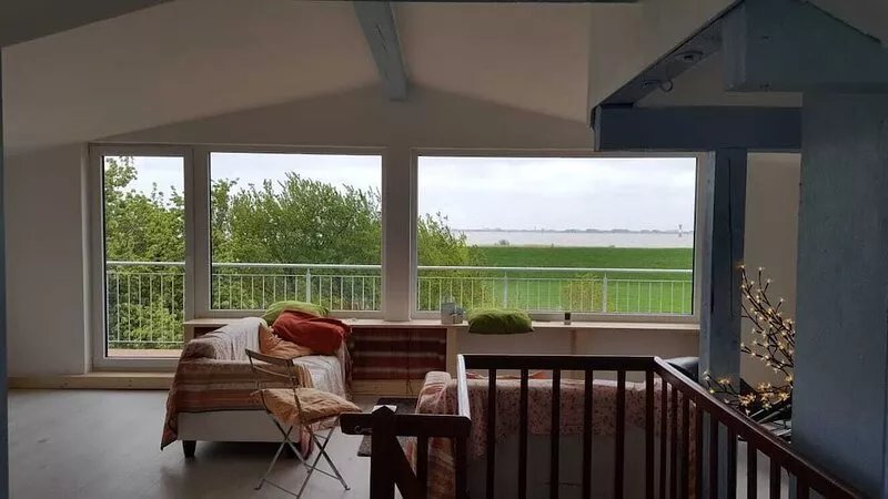 Spacious house at the river Elbe incl. beachlife between Hamburg and north sea