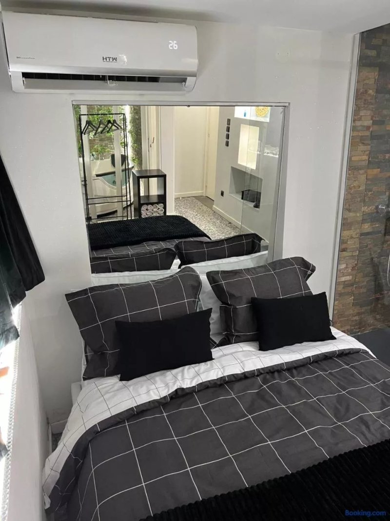 Modern Room With Indoor Shower Near The River - Quarto Moderno Com Duche Interior Próximo Da Ribeira