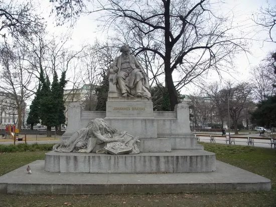 Johannes Brahms Monument