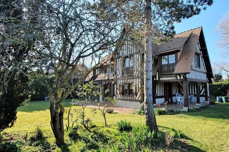 Magnificent Norman house 300m from the beach - limit Deauville