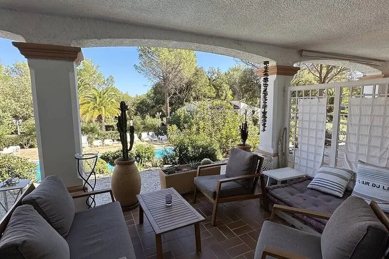 Bright and quiet duplex, pool and golf view, quiet and flowery park