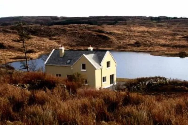 Beautiful lake side cottage in the heart of Connemara