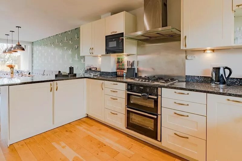 Goslings, Cotswold Water Park,  sleeps 12 guests  in 6 bedrooms