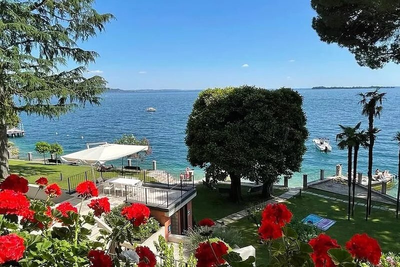 Holiday Home "Jessika" on the Lake with Shared Garden & Wi-Fi