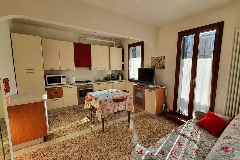 Second floor apartment with balcony and canal view IT027042C23ZLO5K7X