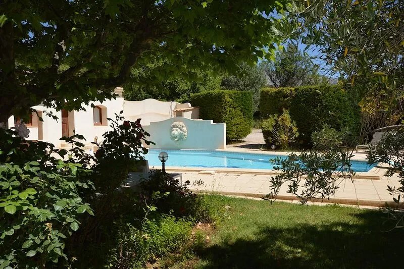 Private swimming pool and tennis court 20 minutes from Aix, in the heart of the