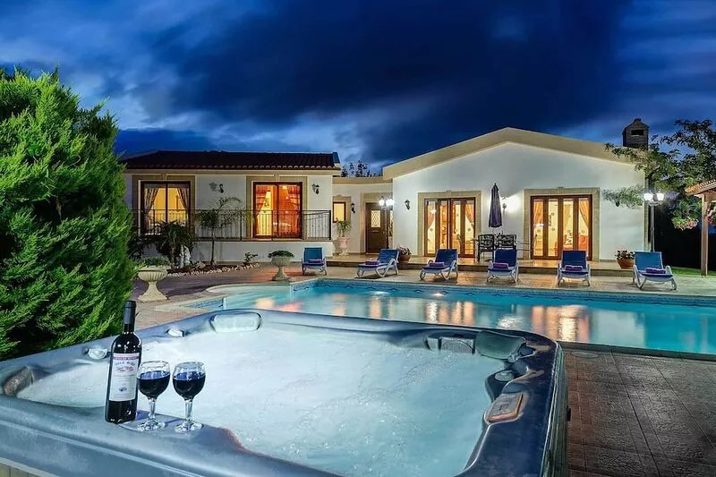 Villa Chariklia-Detached spacious Villa includes a private pool, a sauna & WI-FI
