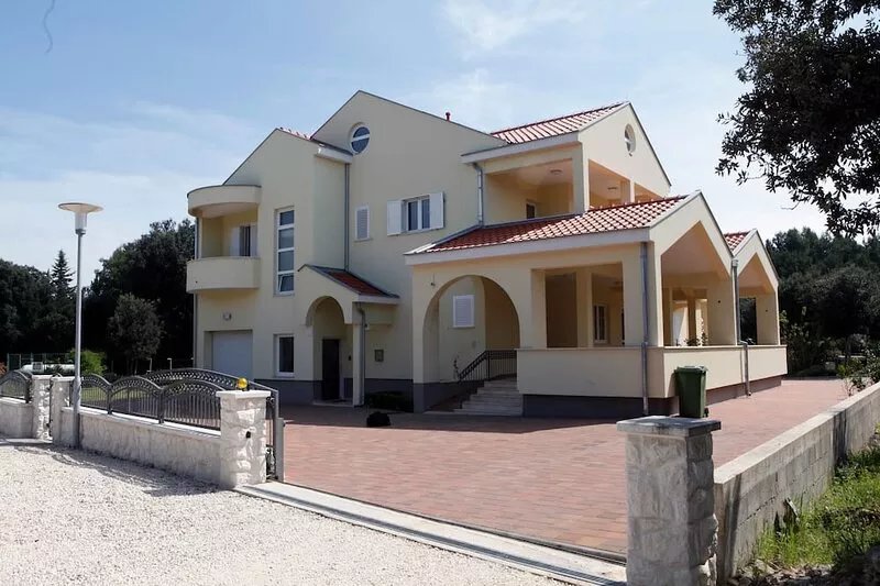Attractive, air-conditioned, fully furnished apartments in a quiet location