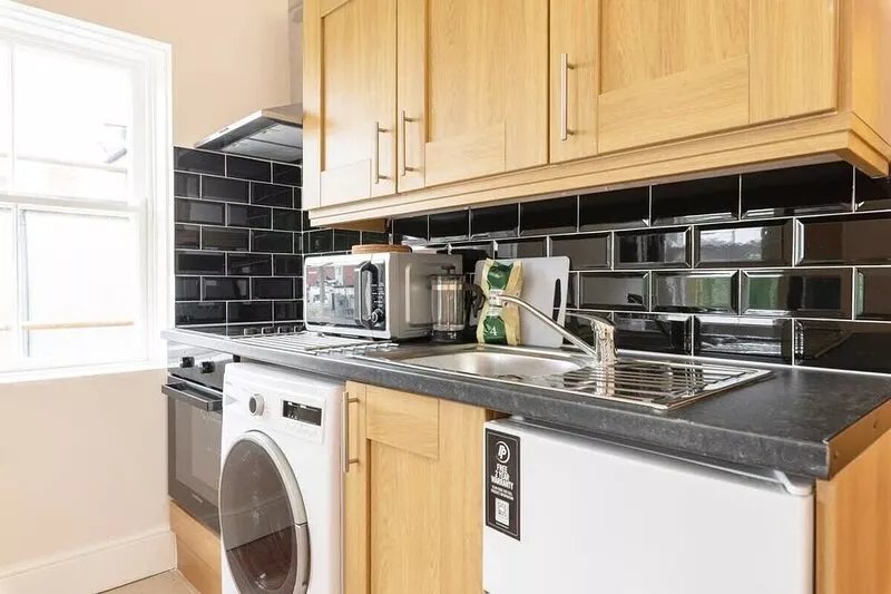 Central Studio Apartment Fast WiFi TV and Kitchen