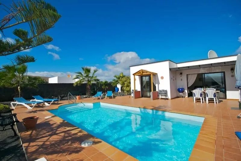 Private Heated Pool, Internet, Comfortable And Very Close To Town Centre