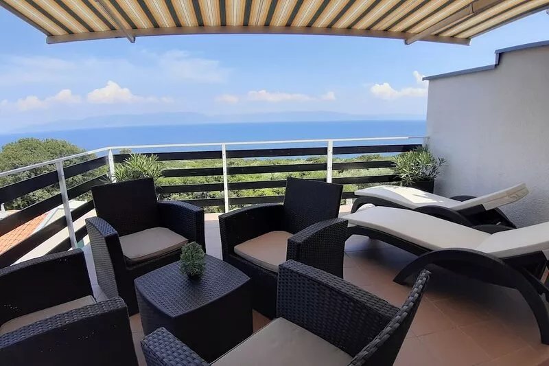 APARTMENT WITH LARGE TERRACE AND MAGNIFICANT SEA VIEW, 300 m FROM THE BEACH +PS4