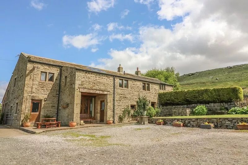 SWALLOW BARN, pet friendly, luxury holiday cottage in Silsden