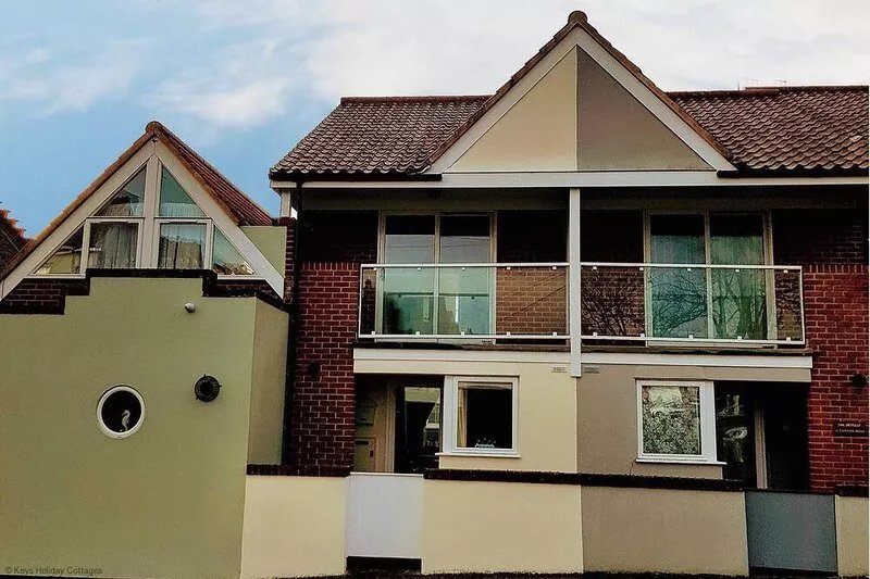 Fantastic for a seaside getaway within easy reach of the cliff-top & access to