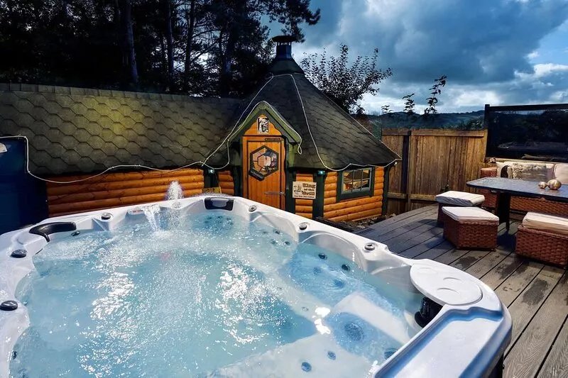 THE COACH HOUSE, pet friendly, with hot tub in Llanyblodwel