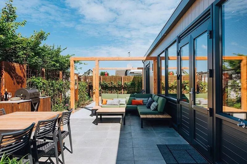 Beautiful bungalow with outdoor kitchen, within walking distance of the beach.