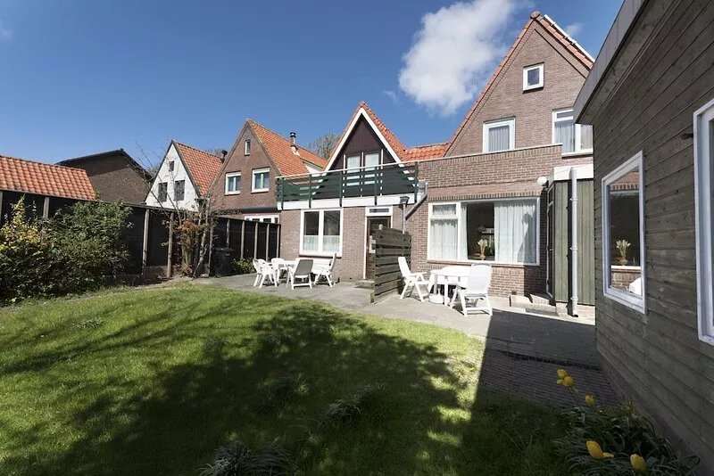 Holiday house with 3 bedrooms for 6 people with garden and 500 meters from the