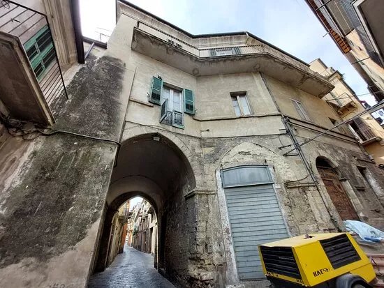Arco Gotico e Palazzo Brasile