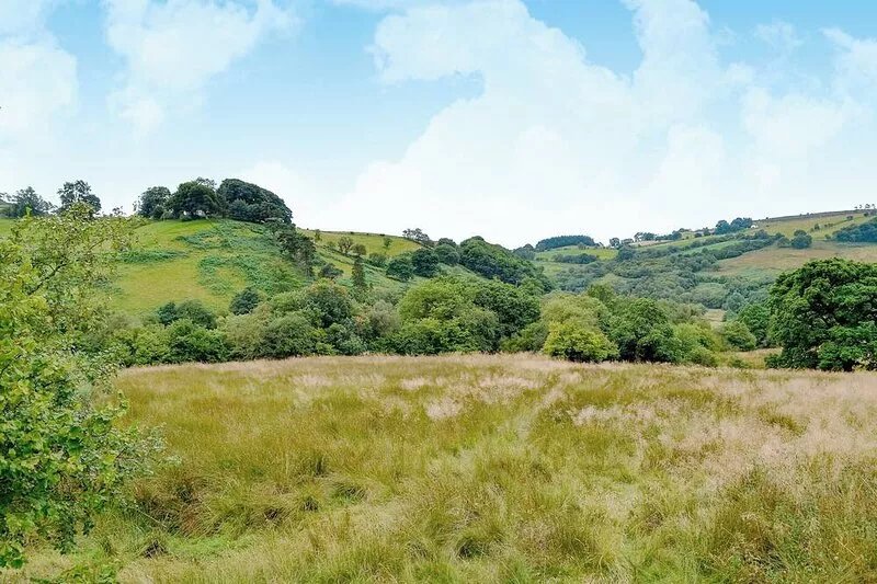 If you are after a rural retreat with fabulous panoramic views, then this is