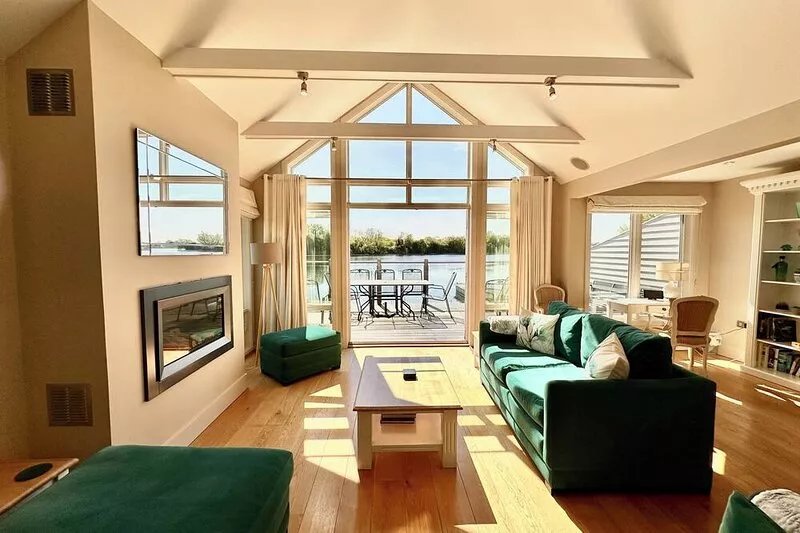 Beautiful 4 bed lakeside lodge in the Cotswolds. Private deck & STUNNING views