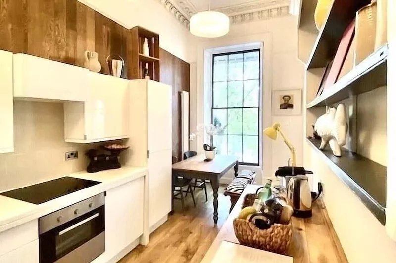 The Queens Apt stylish + Free Parking. Hop Skip & Jump to Restaurants
