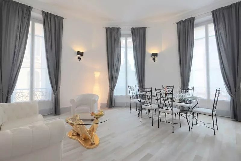5 min walk to the sea, the Croisette and the Palais des Festivals