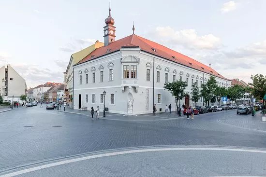 Pallas Athene Konyvkiado es Konyvesbolt
