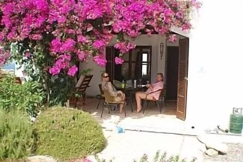 Villa with Pool. Stunning Sea and Mountain Views. Pool and large mature garden