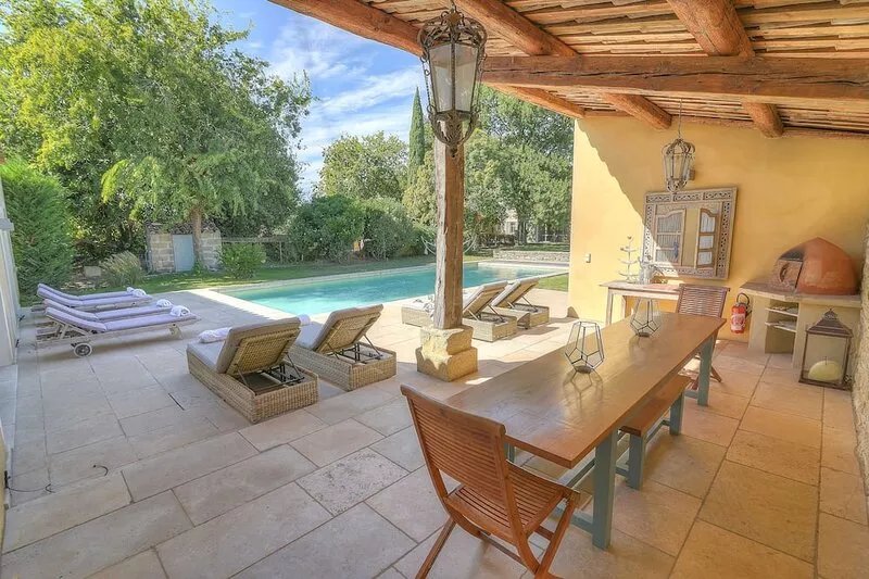 A stunning family home, 5 minutes from Uzes and 30 minutes from Avignon.