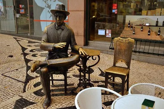Escultura de Fernando Pessoa